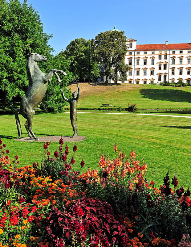 Das Schloss von Celle mit einer Statue davor