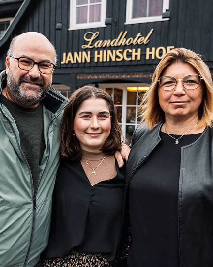 Links der Vater in der Mitte die Tochter und rechts die Frau Leipholz