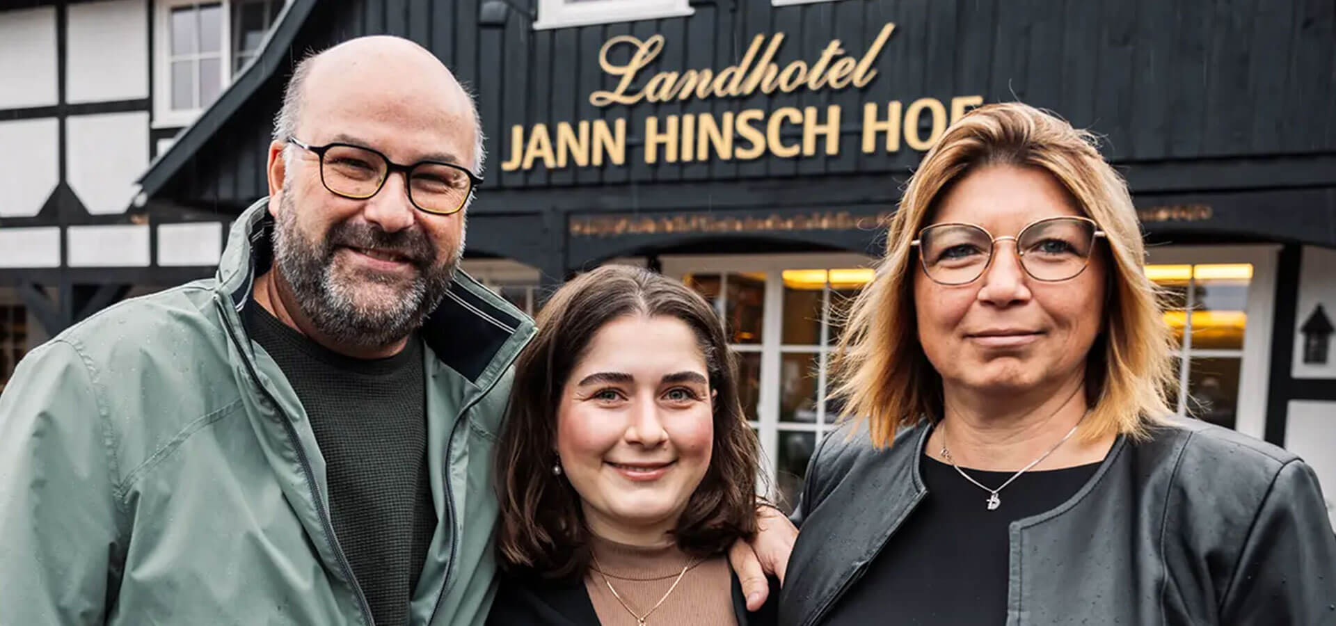 Familie Leipholz vor dem Hotel